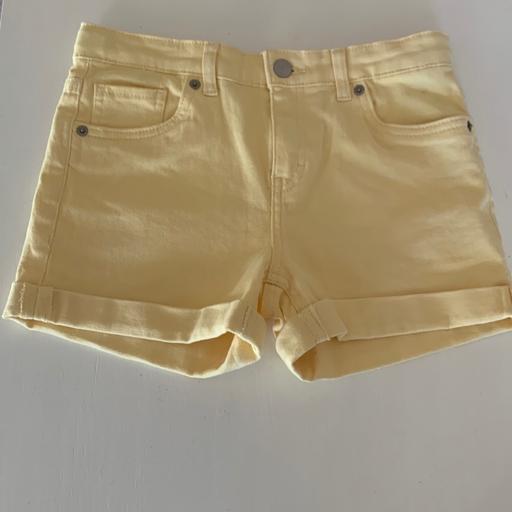Girls never worn Levi’s yellow jean shorts